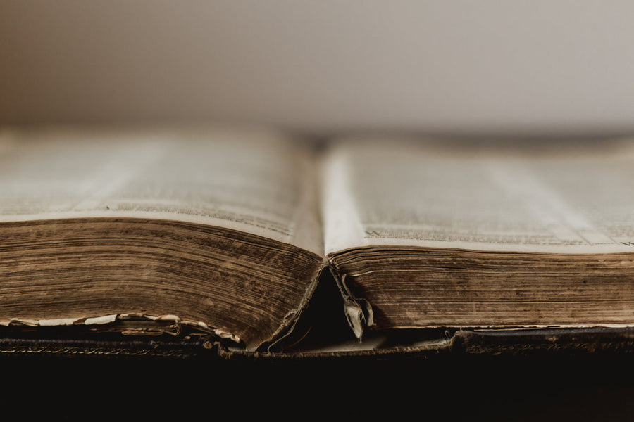Aufgeschlagenes altes Buch