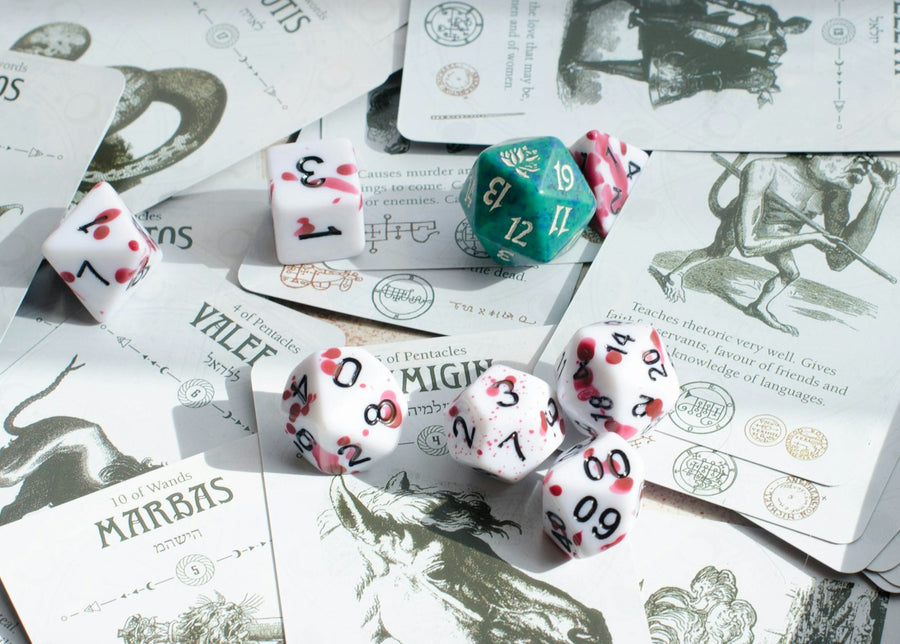 Spielwürfel auf Spielunterlagen